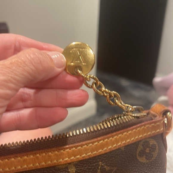 Louis Vuitton Purse -Monogram- very good shape.  Have box and bag original owner - Picture 6 of 15